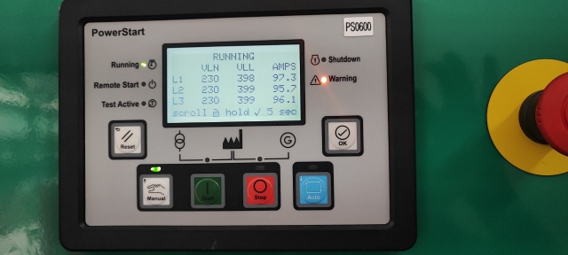 Máy phát điện Cummins 500kVA có màn hình LCD hiển thị rõ ràng các thông số và trạng thái của máy phát điện