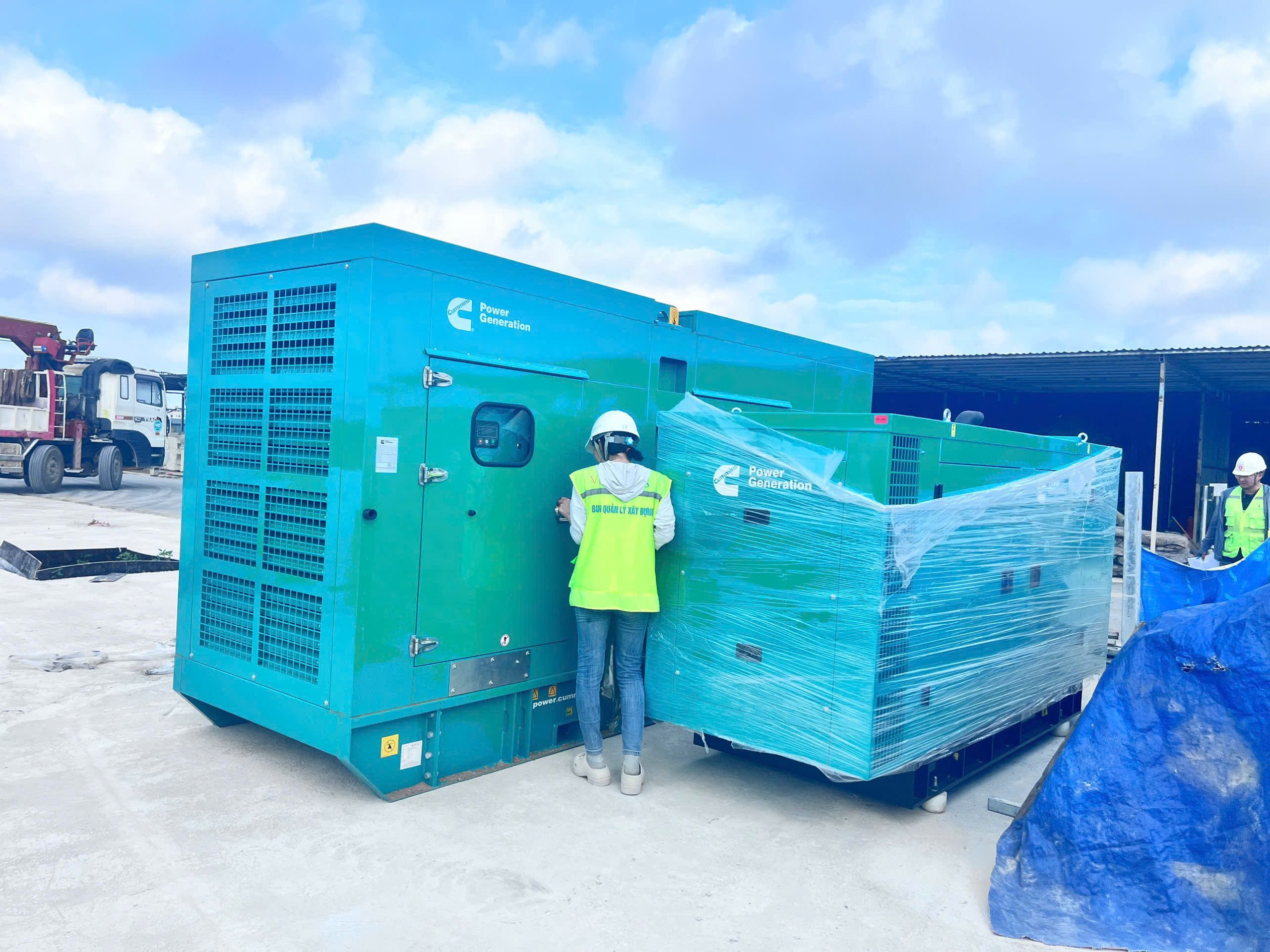 Máy Cummins C450D5DG (bên phải) – máy Cummins C90D5I ( bên trái)