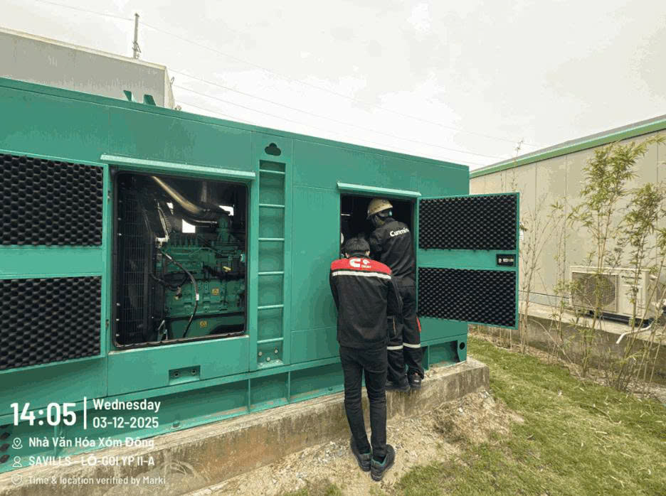 Đội ngũ kỹ thuật tiến hành rà soát các hạng mục trước khi đưa máy phát điện vào vận hành